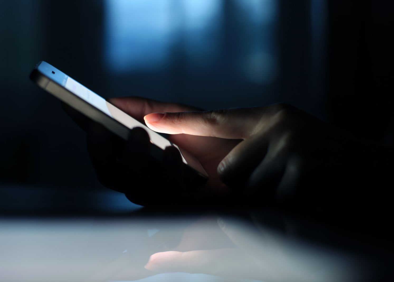 Un barbat a murit dupa ce a stat ani de zile cate 6 ore cu ochii in telefon! Ce soc au avut medicii cand l-au vazut Un Barbat A Murit Dupa Ce A Stat Ani De Zile Cate 6 Ore Cu Ochii In Telefon Ce Soc Au Avut Medicii Cand