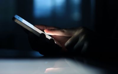 Un barbat a murit dupa ce a stat ani de zile cate 6 ore cu ochii in telefon! Ce soc au avut medicii cand l-au vazut