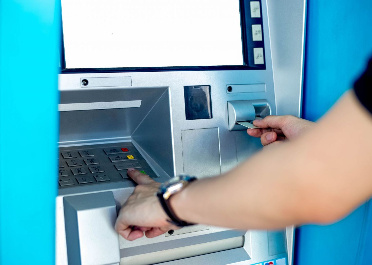 100 De Hackeri Au Atacat Simultan Mai Multe Bancomate Cate Milioane De Dolari Au Furat In Doar 3 Ore