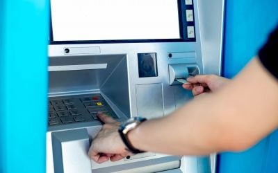 100 de hackeri au atacat simultan mai multe bancomate! Cate milioane de dolari au furat in doar 3 ore