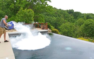 Experimentul care a lasat pe toata lumea fara cuvinte! Ce s-a intamplat cand a aruncat 13kg de gheata carbonica intr-o piscina