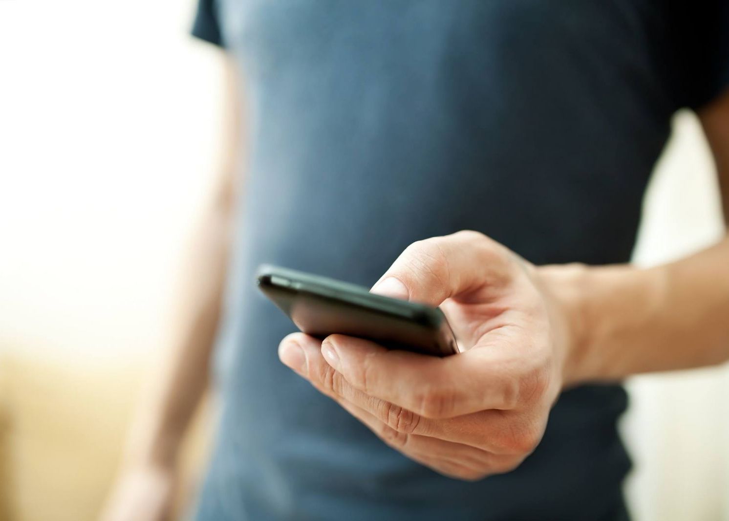 Efectele smartphone-ului asupra corpului tau! Nu te-ai gandit ca se poate intampla asta Efectele Smartphone Ului Asupra Corpului Tau Nu Te Ai Gandit Ca Se Poate Intampla Asta