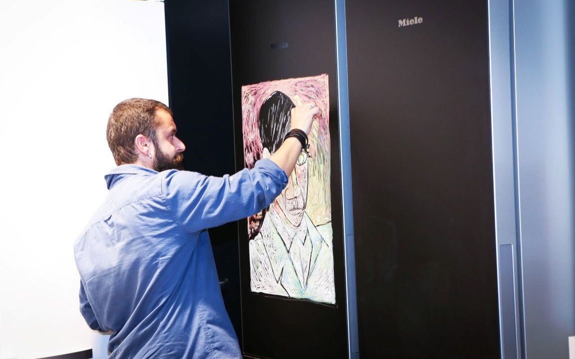 Miele A Lansat Primul Frigider Cu Front De Tabla Neagra Romania Este In Continuare Foarte Atractiva Pentru