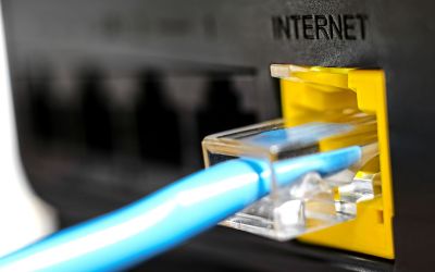 Motivul pentru care internetul a mers mai prost! WhatsApp, Facebook si multe site-uri au fost afectate