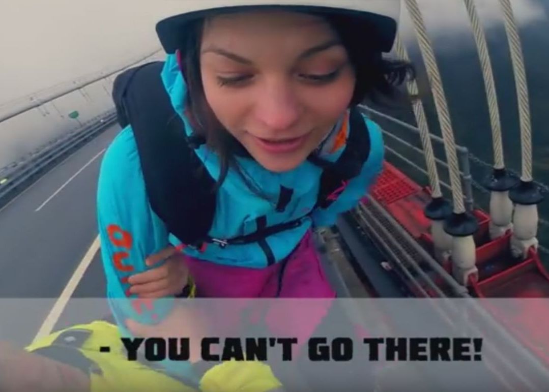 Aceasta Femeie A Vrut Sa Sara De Pe Cel Mai Inalt Pod Din Lume Dar A Venit Politia Ce A Facut Apoi Te