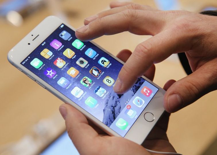 Omul care sustine ca a inventat iPhone-ul si iPad-ul da in judecata Apple! Cere 10 miliarde de dolari daune Omul Care Sustine Ca A Inventat Iphone Ul Si Ipad Ul Da In Judecata Apple Cere 10 Miliarde De Dolari Daune