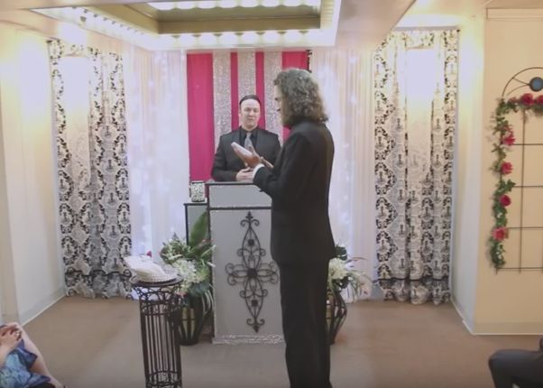 Asa ceva nu s-a mai vazut vreodata la o nunta din Las Vegas! Cum arata mireasa Asa Ceva Nu S A Mai Vazut Vreodata Un Barbat S A Casatorit In Las Vegas Cum Arata Mireasa