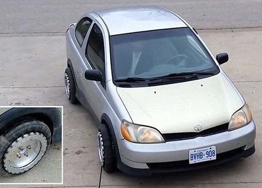 Un Barbat A Inventat Rotile Care Se Invart La 360 De Grade Parcarea Laterala Devine Extrem De Usoara