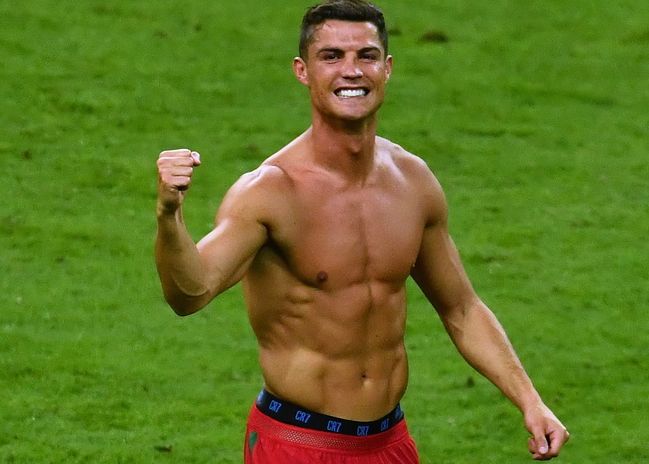 Catalanii Nu Se Dezmint O Televiziune Locala I A Scos In Photoshop Patratelele Lui Cristiano Ronaldo