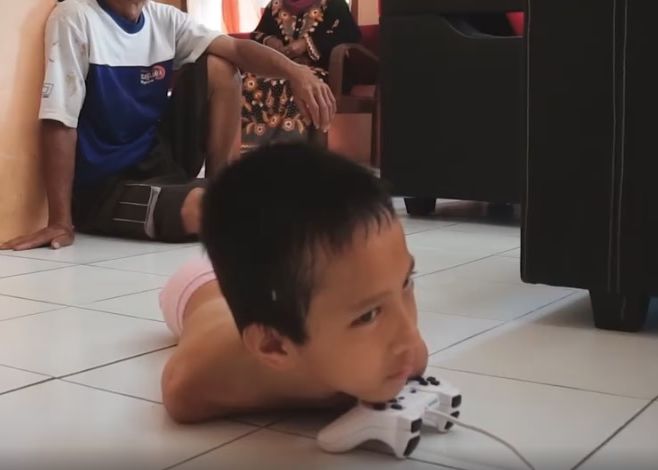 Povestea emotionanta a copilului nascut fara maini si picioare. Se joaca pe PlayStation cu barbia si umarul VIDEO Povestea Emotionanta A Copilului Nascut Fara Maini Si Picioare Se Joaca Pe Playstation Cu Barbia Si Umarul
