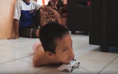 Povestea emotionanta a copilului nascut fara maini si picioare. Se joaca pe PlayStation cu barbia si umarul VIDEO