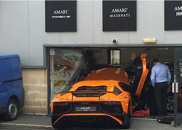 A incercat sa parcheze un Lamborghini Aventador, pentru sedinta foto. Ce-a urmat este incredibil A Vrut Sa Parcheze Un Lamborghini Aventador Pentru Sedinta Foto Ce A Urmat Este Incredibil