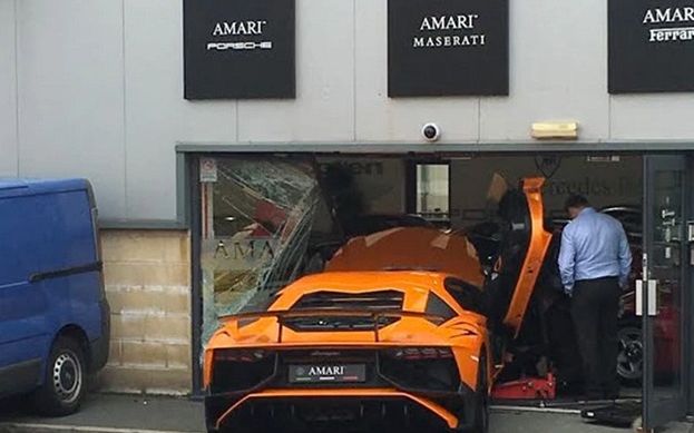 A incercat sa parcheze un Lamborghini Aventador, pentru sedinta foto. Ce-a urmat este incredibil   A Vrut Sa Parcheze Un Lamborghini Aventador Pentru Sedinta Foto Ce A Urmat Este Incredibil