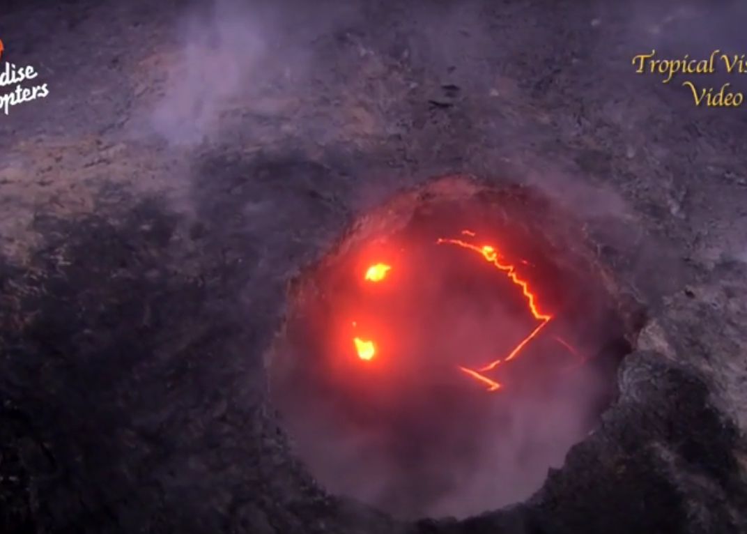 Imagini Incredibile Surprinse In Timpul Eruptiei Unui Vulcan Ce Se Vede In Craterul Plin Cu Lava