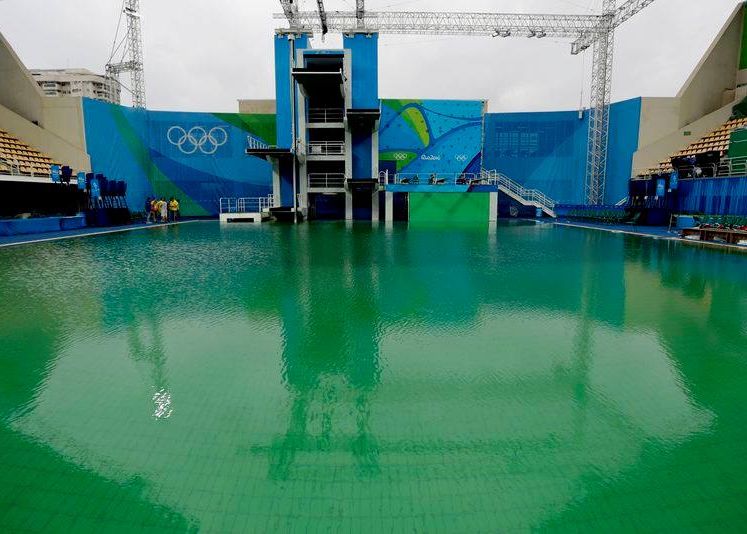 Subiectul despre care vorbeste toata lumea de la Rio! Iata de ce este verde piscina olimpica Subiectul Despre Care Toata Lumea De La Rio Vorbeste Iata De Ce Este Verde Piscina Olimpica