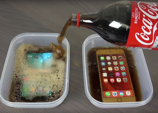 Experimentul pe care nu trebuie sa-l ratezi! A luat 2 telefoane de top si le-a pus in Cola apoi in congelator! La final a avut un soc Experimentul Pe Care Nu Trebuie Sa L Ratezi A Luat 2 Telefoane De Top Si Le A Pus In Cola Apoi In Congelator
