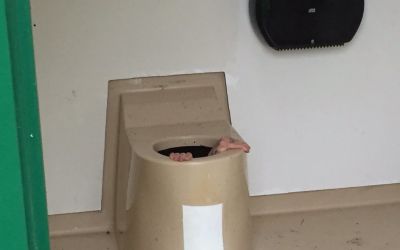 Un barbat a fost salvat dupa o ora dupa ce a cazut intr-un WC cand incerca sa recupereze un telefon