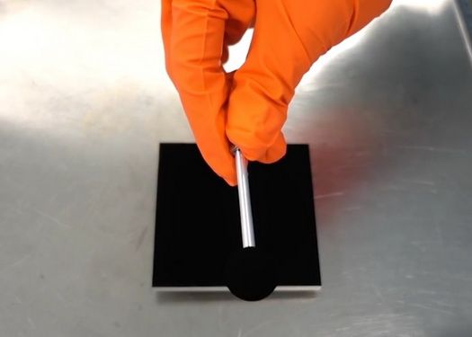 O Companie Din Marea Britanie A Creat Cel Mai Intunecat Material Din Lume