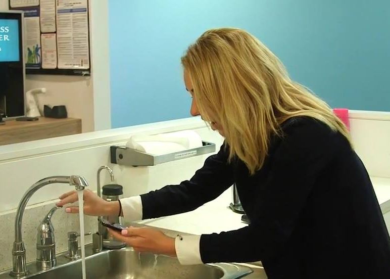 Ce Se Intampla Cand Pui Un Iphone 7 Sub Jetul De Apa Reactiile Celor Care L Au Testat