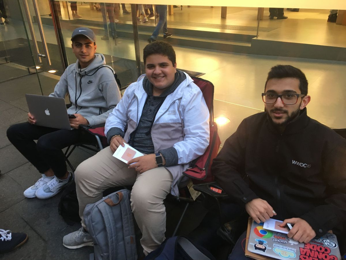 Acesti adolescenti au asteptat 2 zile sa cumpere noul iPhone 7! Ce au aflat cand s-a deschis magazinul: Apple ne-a dezamagit!