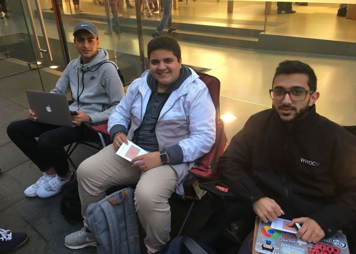 Acesti Adolescenti Au Asteptat 2 Zile Sa Cumpere Noul Iphone 7 Ce Au Aflat Cand S A Deschis Magazinul