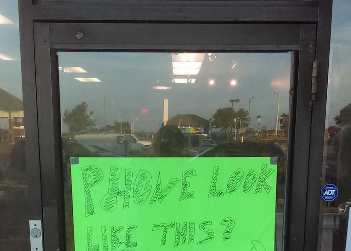 Cum Isi Face Reclama Un Magazin Care Repara Telefoanele Cu Display Spart Ce Scrie Pe Usa