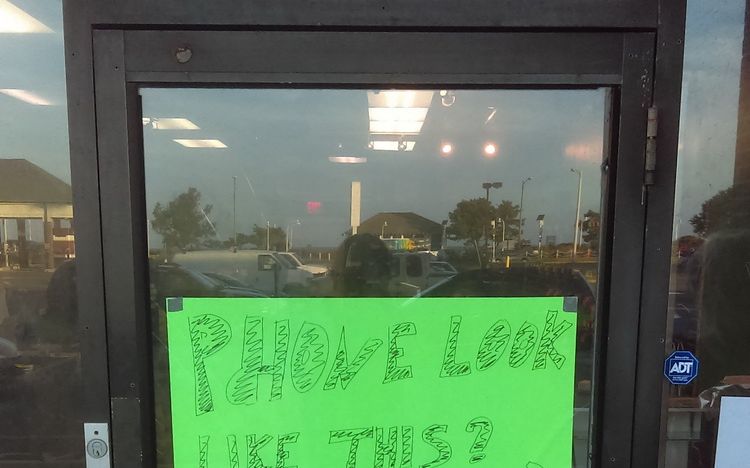 Cum Isi Face Reclama Un Magazin Care Repara Telefoanele Cu Display Spart Ce Scrie Pe Usa