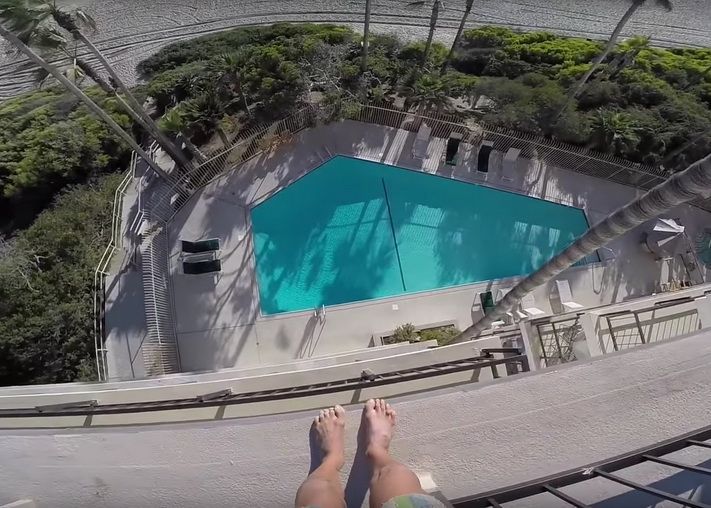 Clipul Care Iti Taie Rasuflarea Ce S A Intamplat Cu Acest Barbat Care A Sarit De La Etajul 4 Intr O Piscina