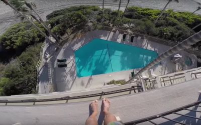 Clipul care iti taie rasuflarea! Ce s-a intamplat cu acest barbat care a sarit de la etajul 4 intr-o piscina