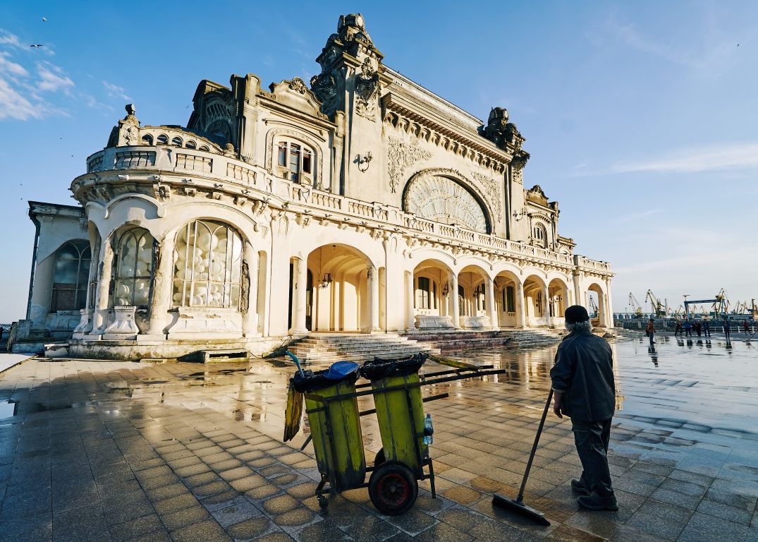 Cazinoul Din Constanta Este Readus La Viata Cu 1 5 Tone De Sclipici Multicolor In Noua Reclama Sony Bravia