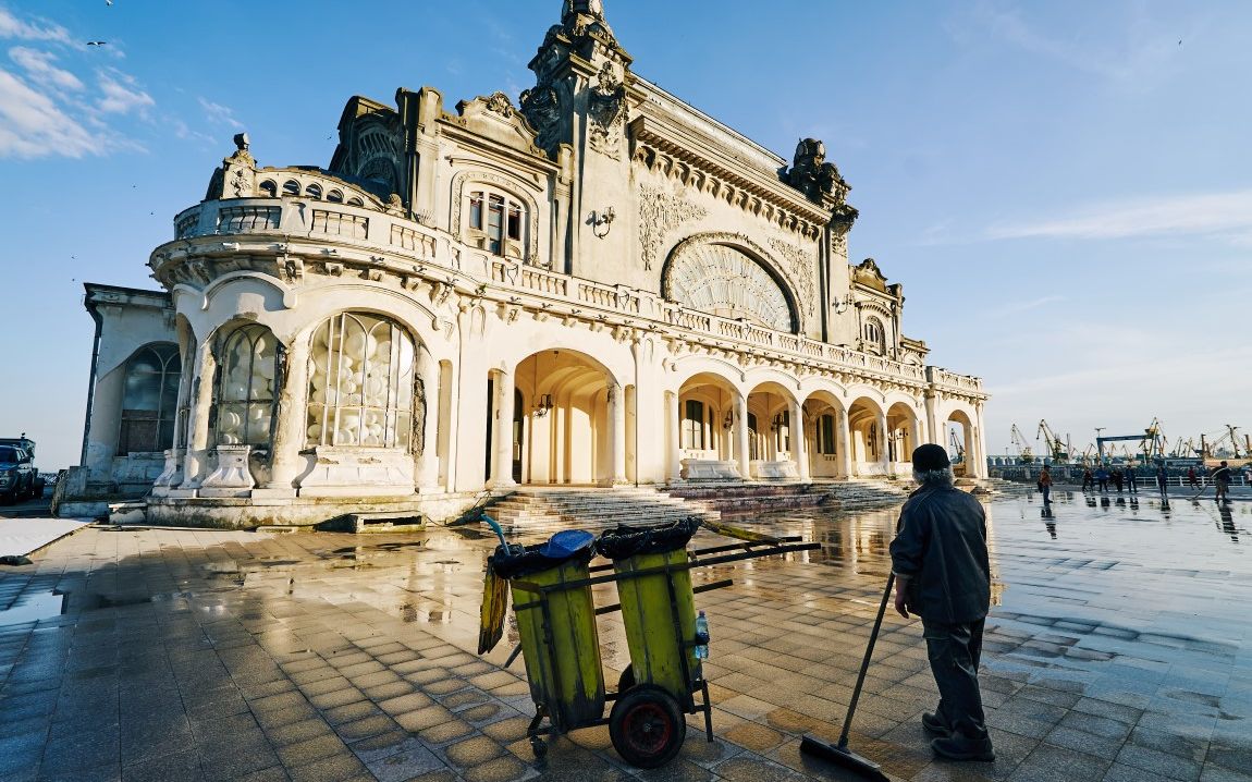 Cazinoul Din Constanta Este Readus La Viata Cu 1 5 Tone De Sclipici Multicolor In Noua Reclama Sony Bravia