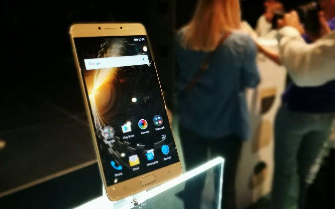 Allview A Lansat Unul Dintre Cele Mai Puternice Telefoane Din Lume Bateria Tine 4 Zile Pretul E Pe Masura