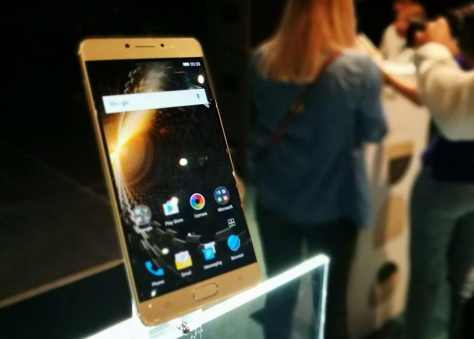 Allview A Lansat Unul Dintre Cele Mai Puternice Telefoane Din Lume Bateria Tine 4 Zile Pretul E Pe Masura