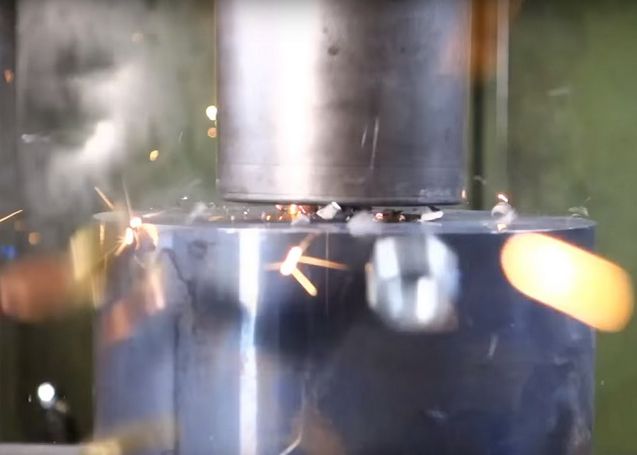 Ce Se Intampla Cand Un Rulment Cu Bile Este Distrus Cu O Presa Hidraulica