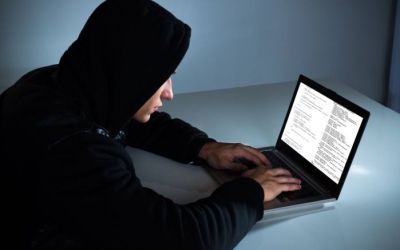 Cat castiga hackerii romani: conduc masini de lux si merg in vacante exotice