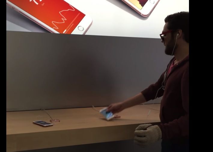 Un Barbat A Intrat Intr Un Apple Store Si A Inceput Sa Distruga Cu O Piatra Fiecare Iphone Care I A Iesit