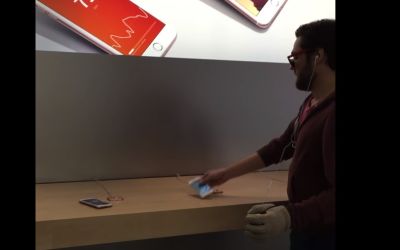 Un barbat a intrat intr-un Apple Store si a inceput sa distruga cu o piatra fiecare iPhone care i-a iesit in cale! Ce s-a intamplat dupa