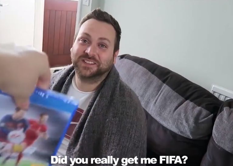 Farsa pe care i-a facut-o iubitului ei in ziua in care s-a lansat FIFA 17: i-a facut cadou FIFA 16 Farsa Pe Care I A Facut O Iubitului Ei In Ziua In Care S A Lansat Fifa 17 I A Facut Cadou Fifa 16
