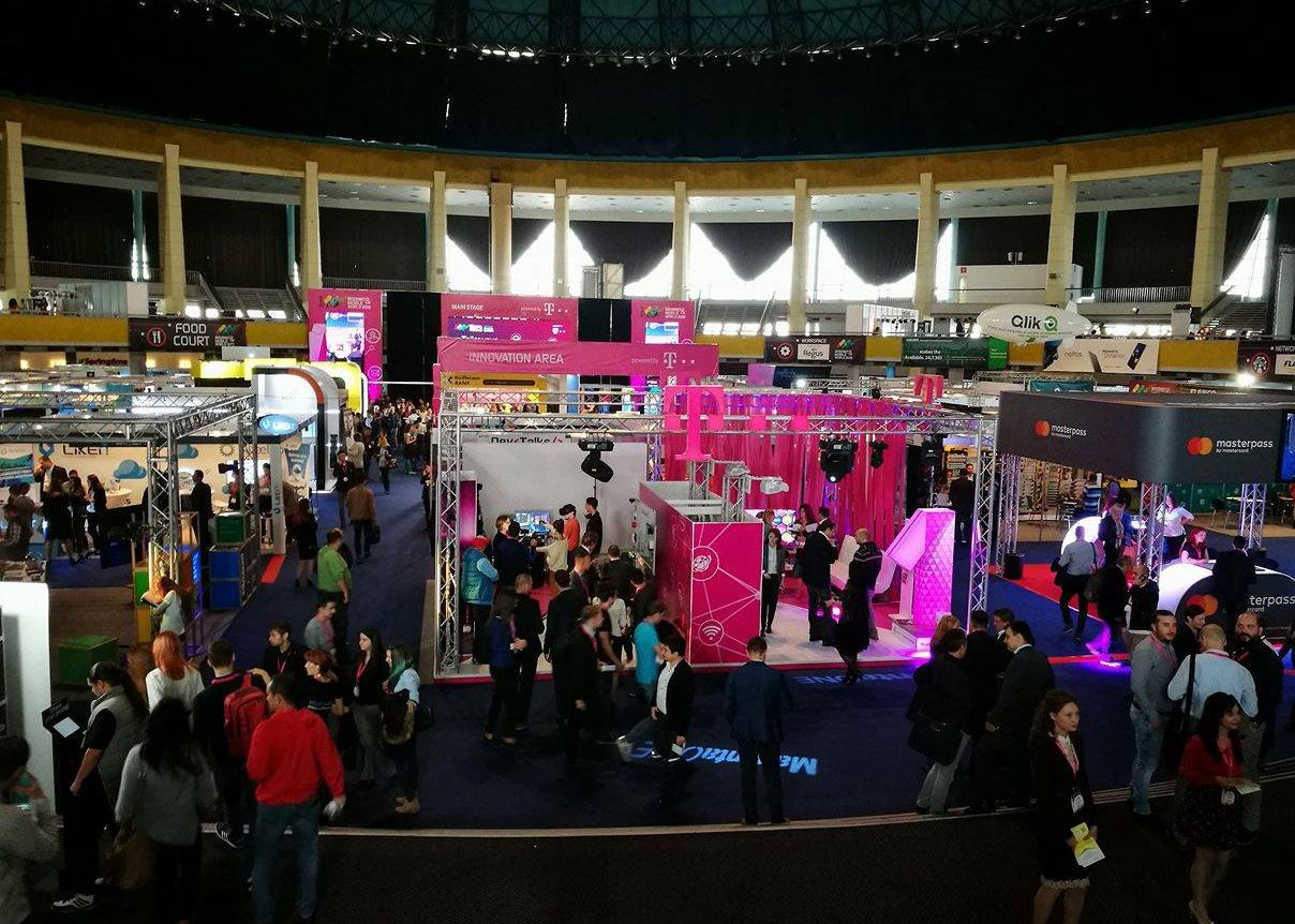 LIVE BLOG IMWorld 2016 | Telefonul vazut in premiera in Romania | Ce a inventat un antreprenor roman de doar 25 de ani | Automatul de cafea controlat cu telefonul Live Blog Imworld 2016 Tot Ce Se Intampla La Evenimentul De Pe 5 Si 6 Octombrie De La Romexpo Iphone 7