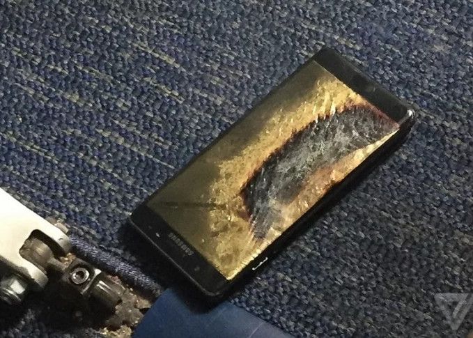 Un Galaxy Note7 Inlocuit De Samsung A Explodat Intr Un Avion