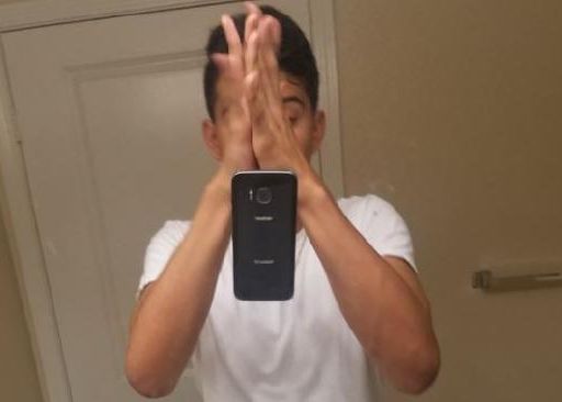 Noua Moda Care Iti Distruge Telefonul Selfie Ul In Timp Ce Faci Hive Five