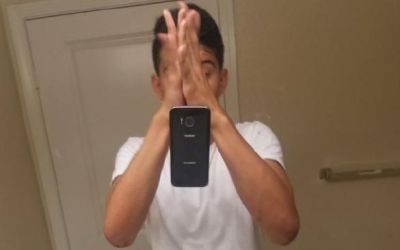 Noua moda care iti distruge telefonul: selfie-ul in timp ce faci hive-five