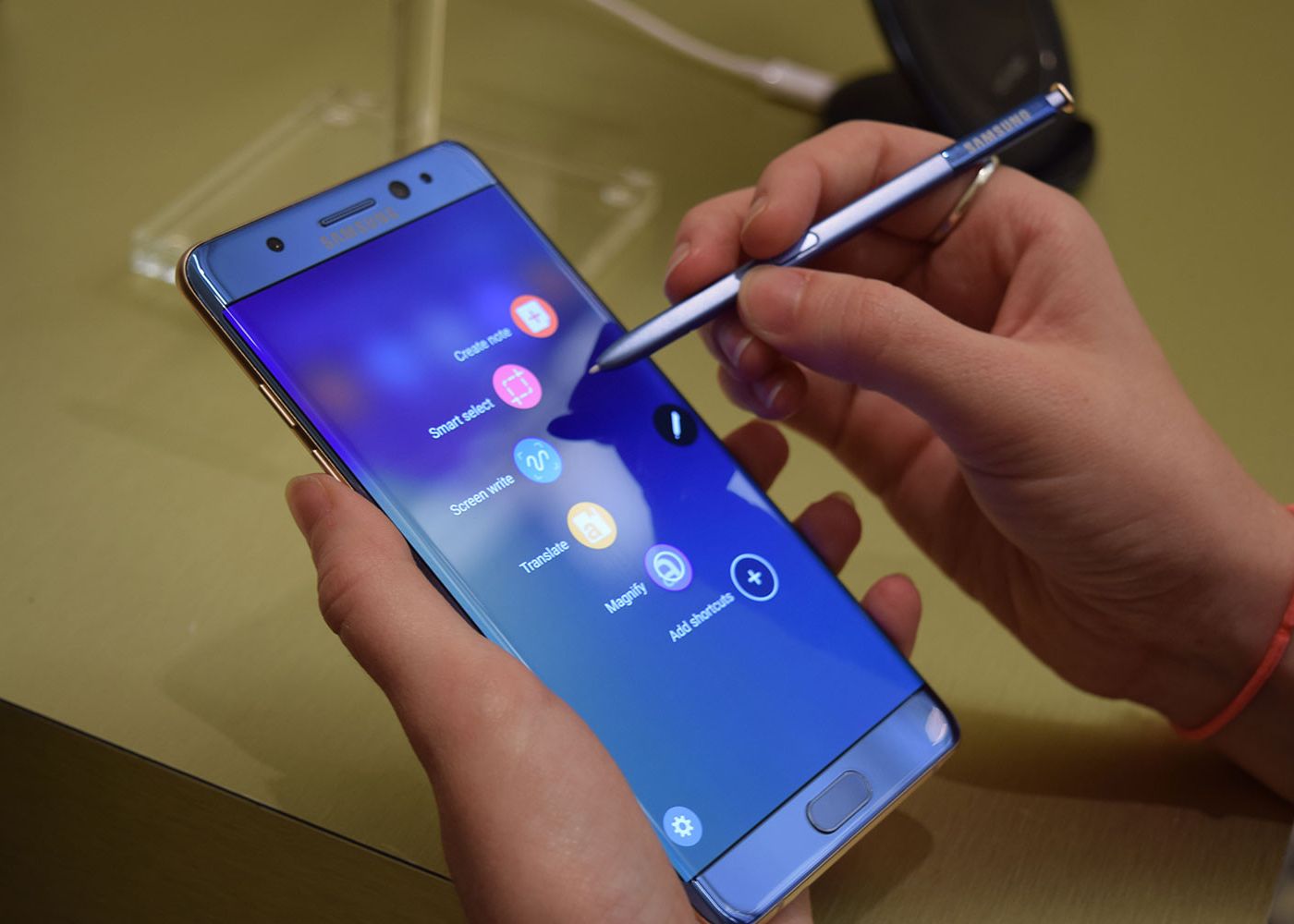 De Ce Iau Foc Inlocuitoarele Galaxy Note 7 Declaratia Oficialilor Samsung