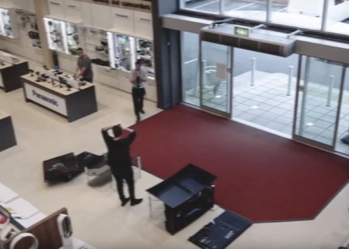 A Intrat In Magazin Sa Se Uite La Un Televizor Dar A Urmat Un Dezastru Cat Are De Platit Acum