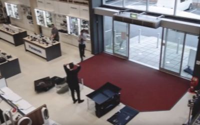 A intrat in magazin sa se uite la un televizor, dar a urmat un dezastru! Cat are de platit acum