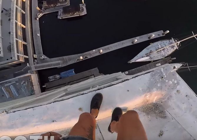 Ingheti Cand Vezi De Unde A Sarit Acest Nebun S A Aruncat De Pe O Cladire Si A Filmat Totul Unde A Aterizat