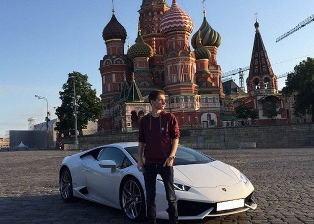 Are 29 De Ani Conduce Masini De Lux Si E Unul Dintre Cei Mai Periculosi Oameni De Pe Internet Risca 32