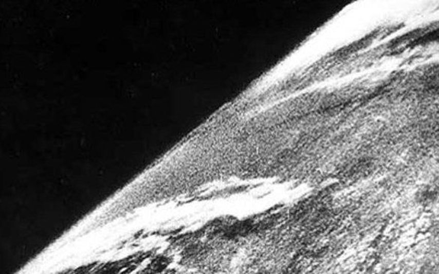 Cum arata prima fotografie cu Pamantul vazut din spatiu? Imagine impresionanta, de acum 70 de ani Ce Surprinde Prima Fotografie Cu Pamantul Vazut Din Spatiu Imagine Impresionanta De Acum 70 De Ani