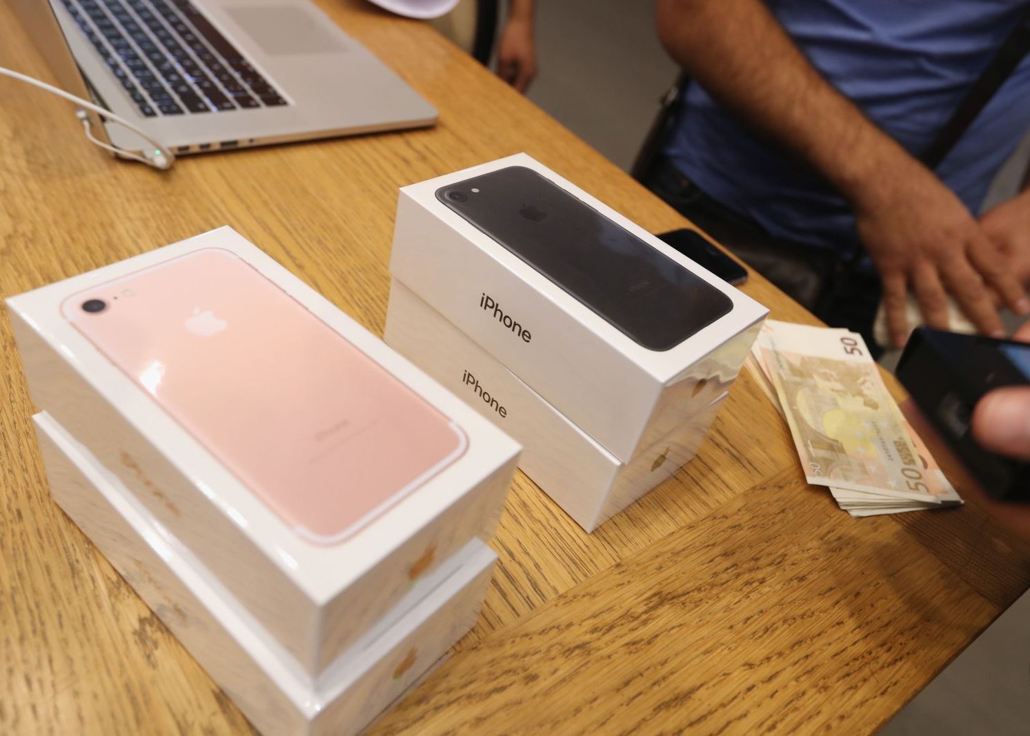 O fata le-a cerut tuturor celor 20 de iubiti ai ei sa-i cumpere cate un iPhone si apoi le-a vandut pe toate! Ce a facut cu banii O Fata Le A Cerut Tuturor Celor 20 De Iubiti Ai Ei Sa I Cumpere Cate Un Iphone Si Apoi Le A Vandut Pe