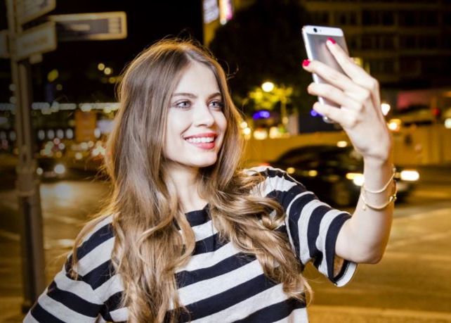 P Iti Alegi Smartphone Ul In Functie De Cum Face Selfie Uri Iata Modelul Pe Care Trebuie Sa Il Ai In Vedere